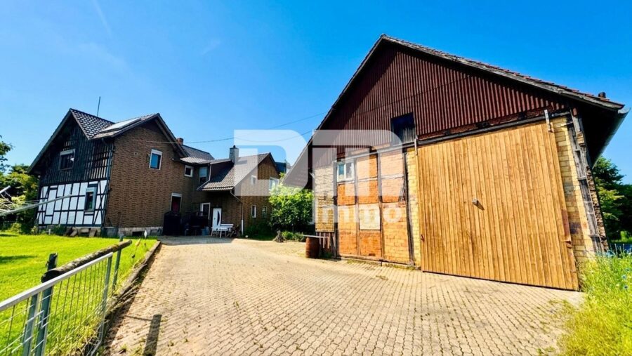 Charmantes Einfamilienhaus/Resthof mit viel Platz, modernisierter Technik und idyllischem Garten - Wohnhaus / Scheune Ensemble / Innenhof